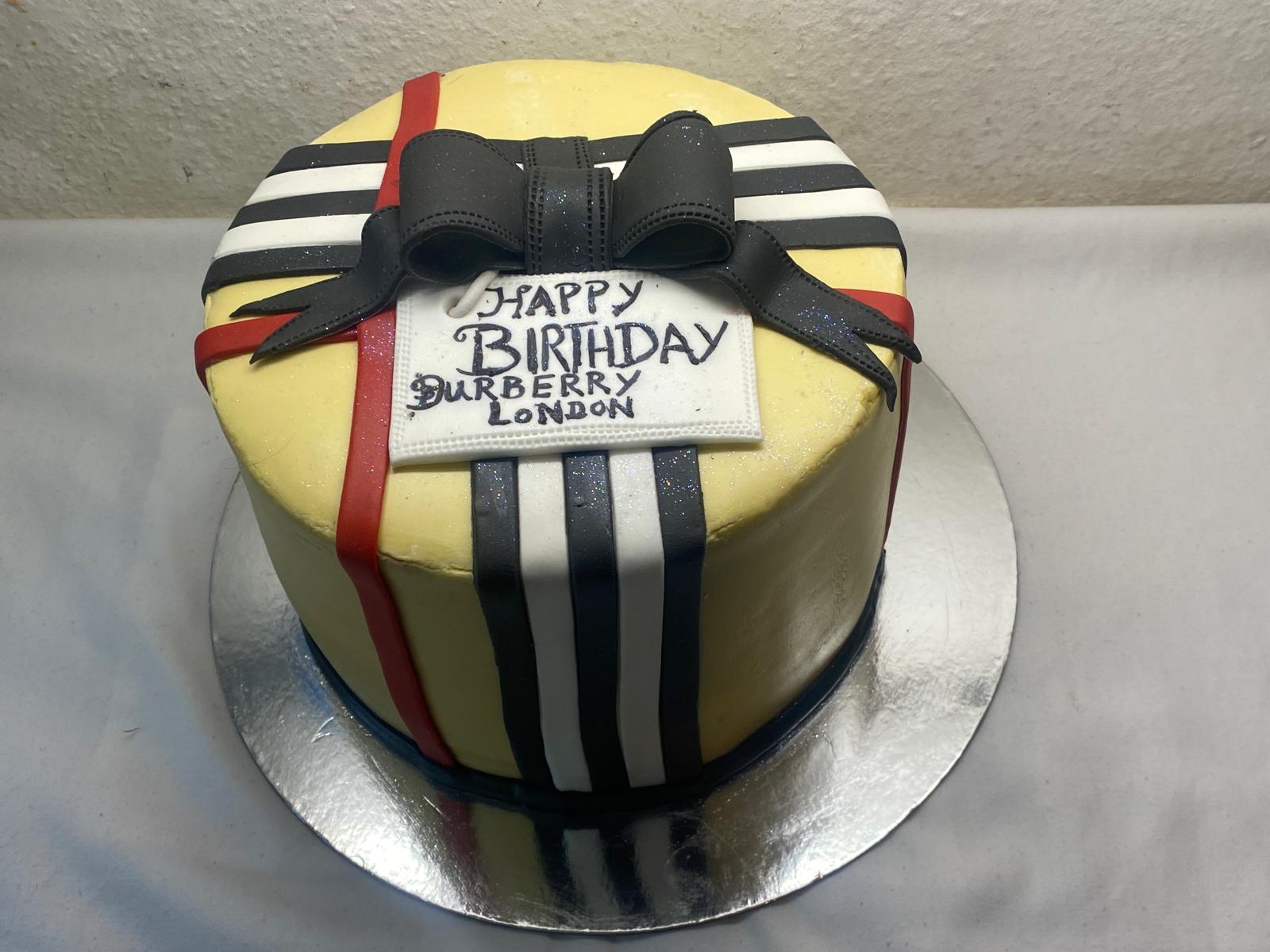 torte_mit_golddeko.jpg