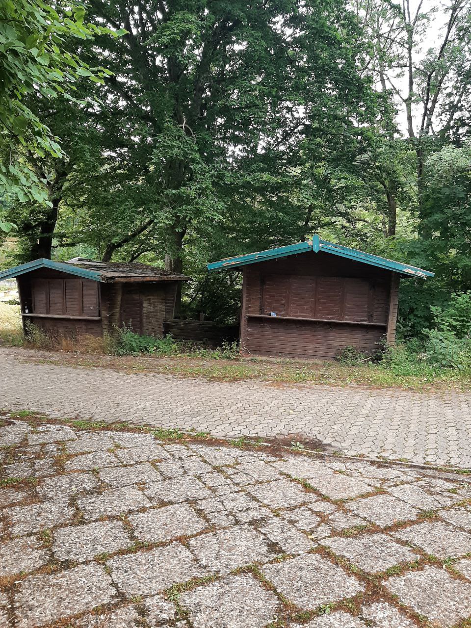 holzhuetten_gegenueber_hotel.jpg
